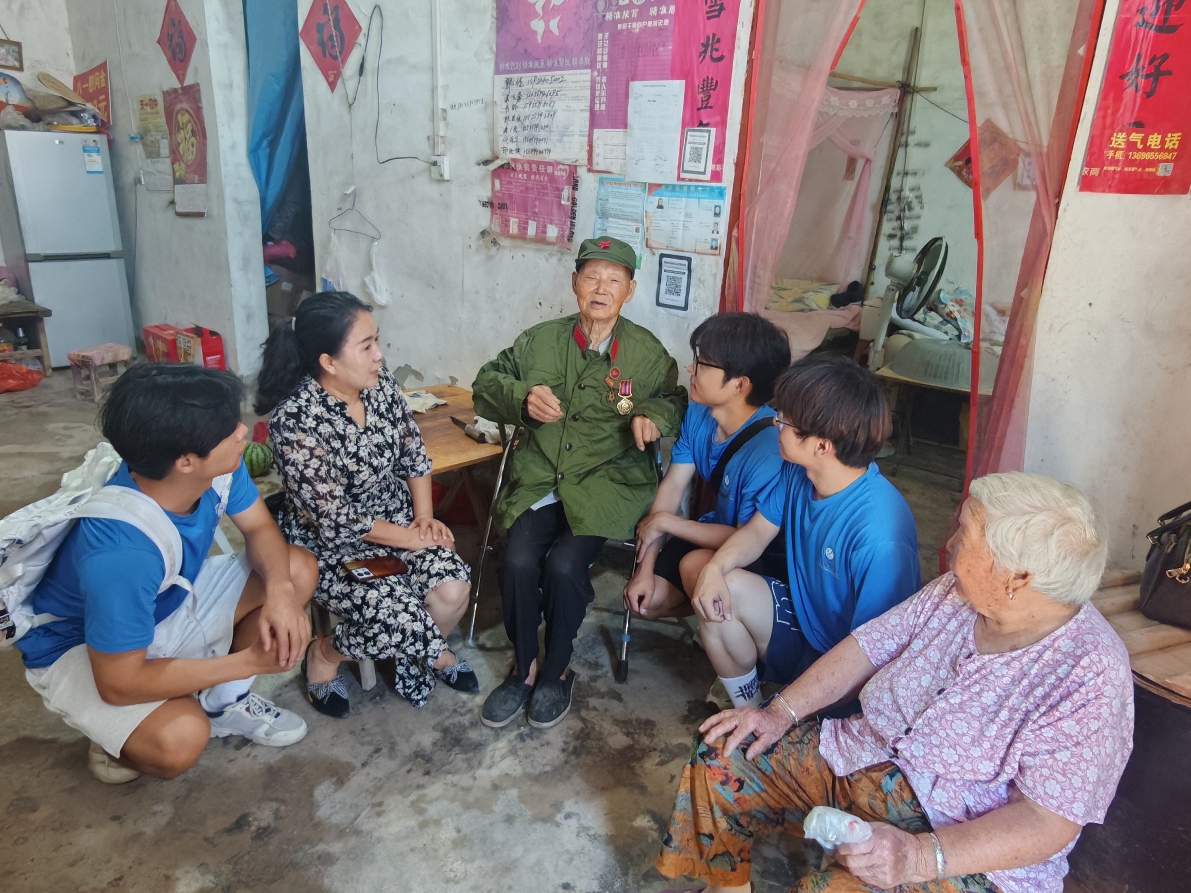 图为拜访老兵郭吉宣。秦劲供图