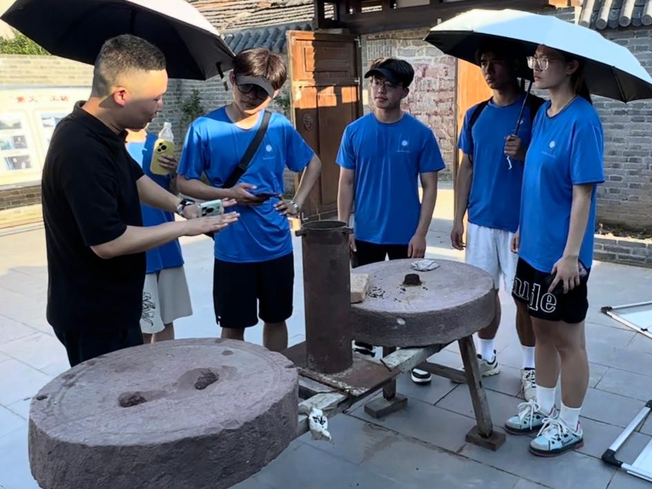 图为杨书记介绍磨坊