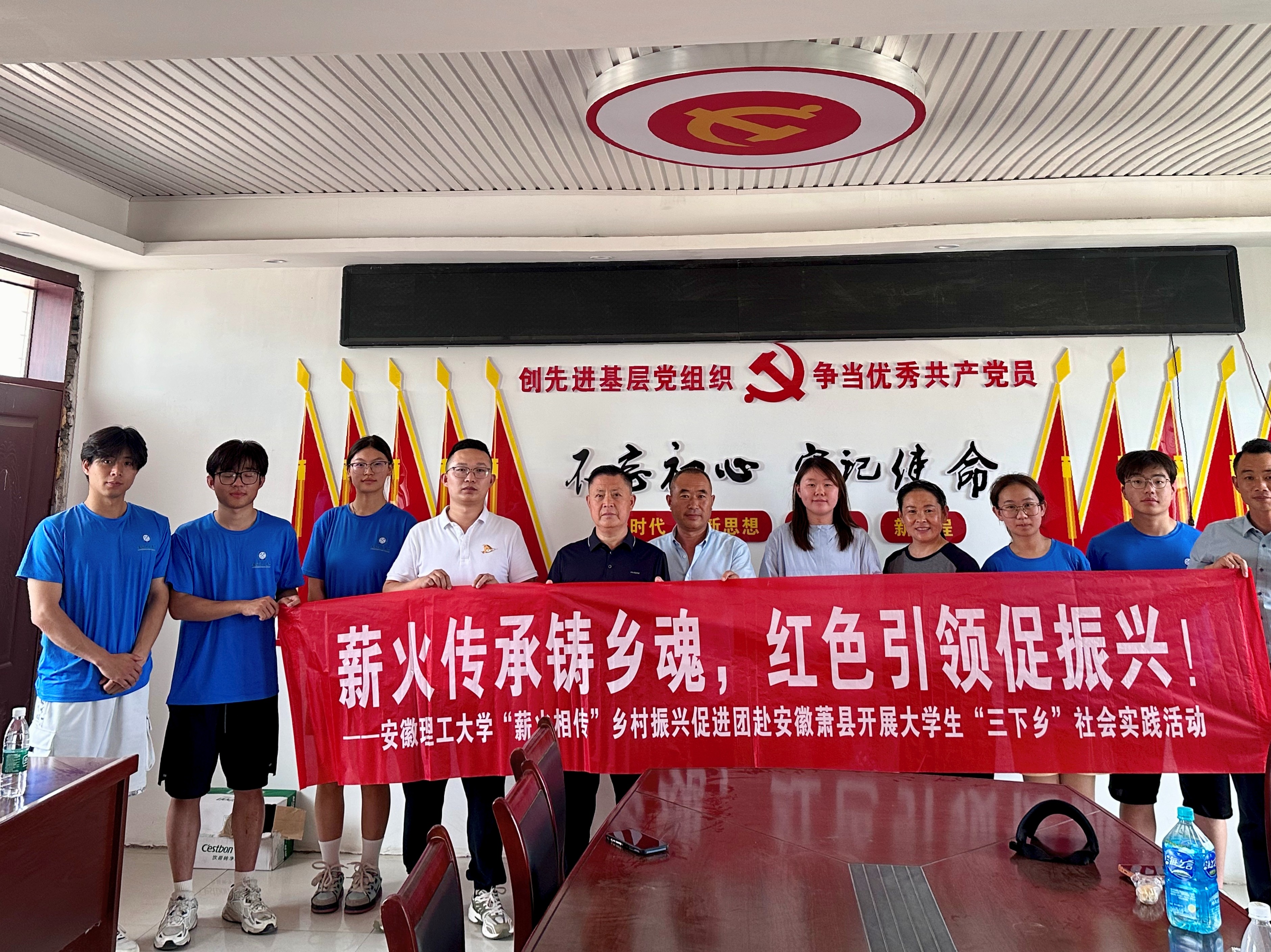 图为实践团与丁里镇工作人员合影。秦劲供图