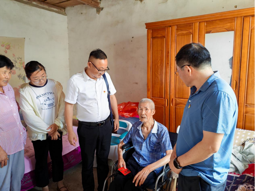 东至县工商联联合洋湖镇商会慰问退役军人